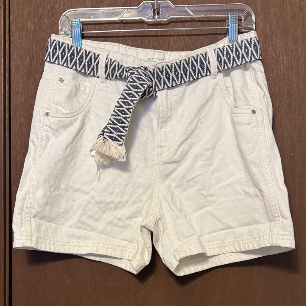 Bonobos Cream High-Waist Women's Shorts with Navy Pattern Belt